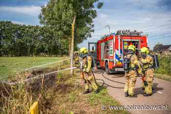 Wind wakkert bermbrand aan, vuur slaat over naar weiland