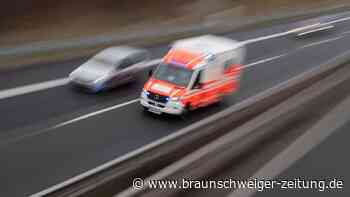 Lastwagen prallt auf A2 bei Helmstedt gegen Schutzplanke – Polizei lobt Zeugen