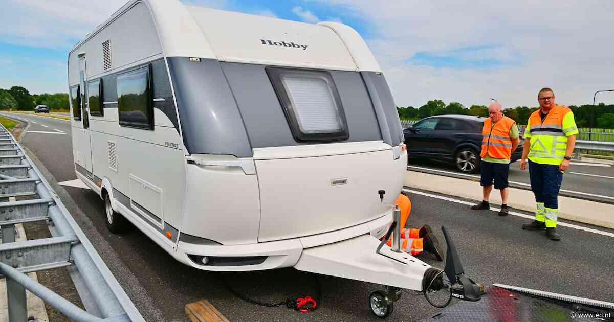 Caravan met pech langs de N69 bij Valkenswaard nadat bouten van het wiel losschoten
