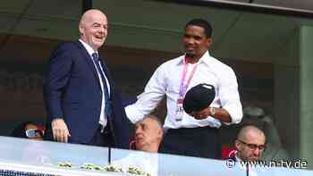 Lob statt Kritik: "Nichts falsch gemacht": Ex-Weltstar Eto'o verteidigt FIFA-Boss Infantino