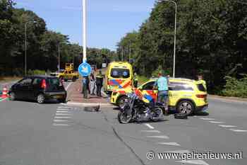Motorrijder gewond na harde botsing tegen zijkant auto