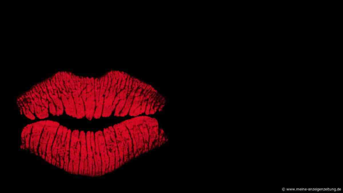 Freundin bedeckt Auto mit 3.400 Lippenstiftküssen – Besitzer wird bestraft