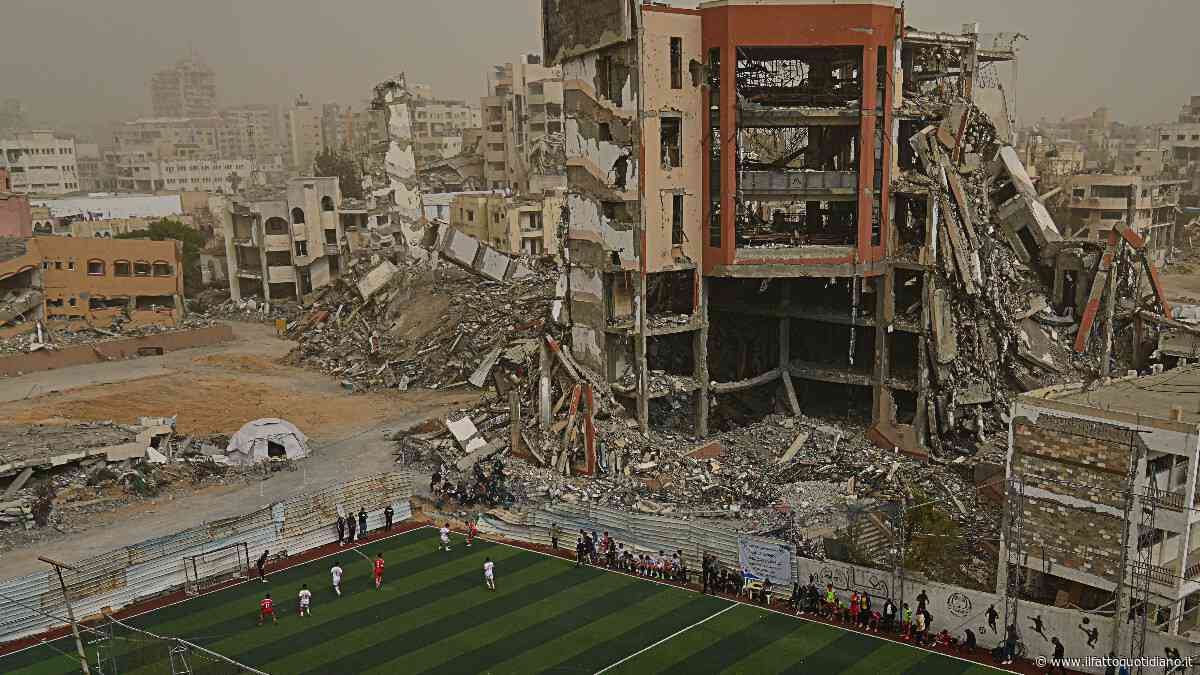 Rimossa da un concorso in Francia la foto di Jehad Alshrafi: mostra una partita di calcio tra le macerie di Gaza | Ecco gli scatti censurati