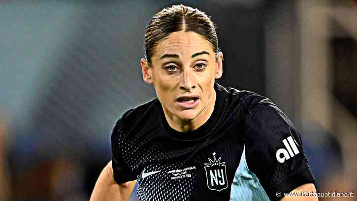 Va a giocare in Arabia Saudita e cancella dai social le foto con compagna e figlia: bufera sulla calciatrice Esther González