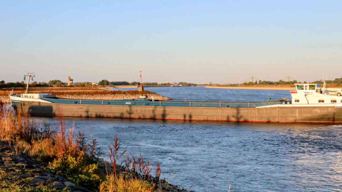 Binnenvaartschip losgetrokken op de Waal