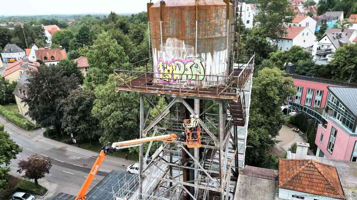 700-Tonnen-Kran zerlegt Wasserturm in drei Teile