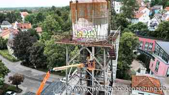 700-Tonnen-Kran zerlegt Wasserturm in drei Teile