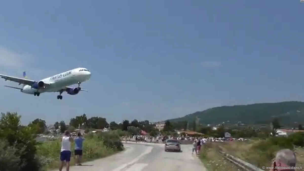Travolta dallo scarico del motore mentre guarda un aereo decollare: italiana gravissima a Skiathos