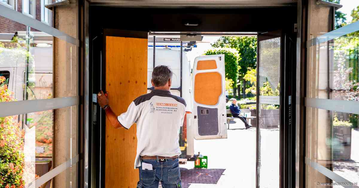 Vrouw (19) zit nog in de cel na ingooien van 14 ruiten van gemeentehuis, gemeente wil duizenden euro’s op dader verhalen