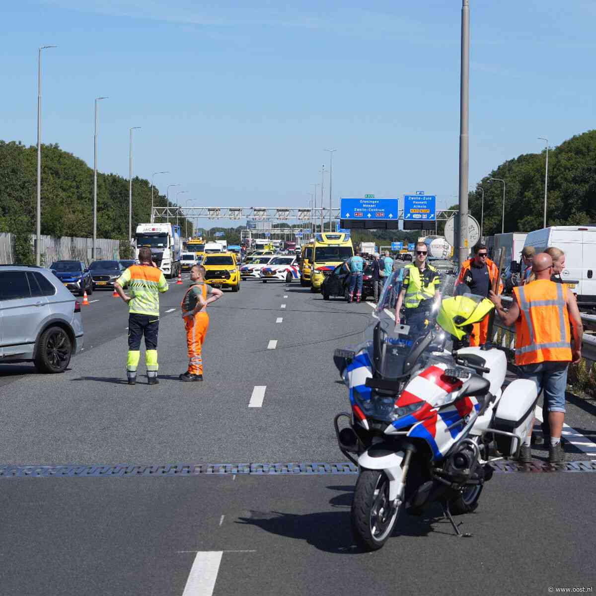 Vier voertuigen botsen op A28 bij Zwolle, drie rijstroken dicht