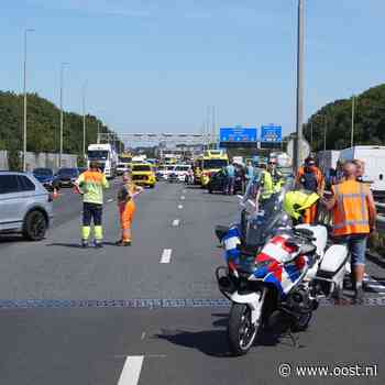 Vier voertuigen botsen op A28 bij Zwolle, drie rijstroken dicht