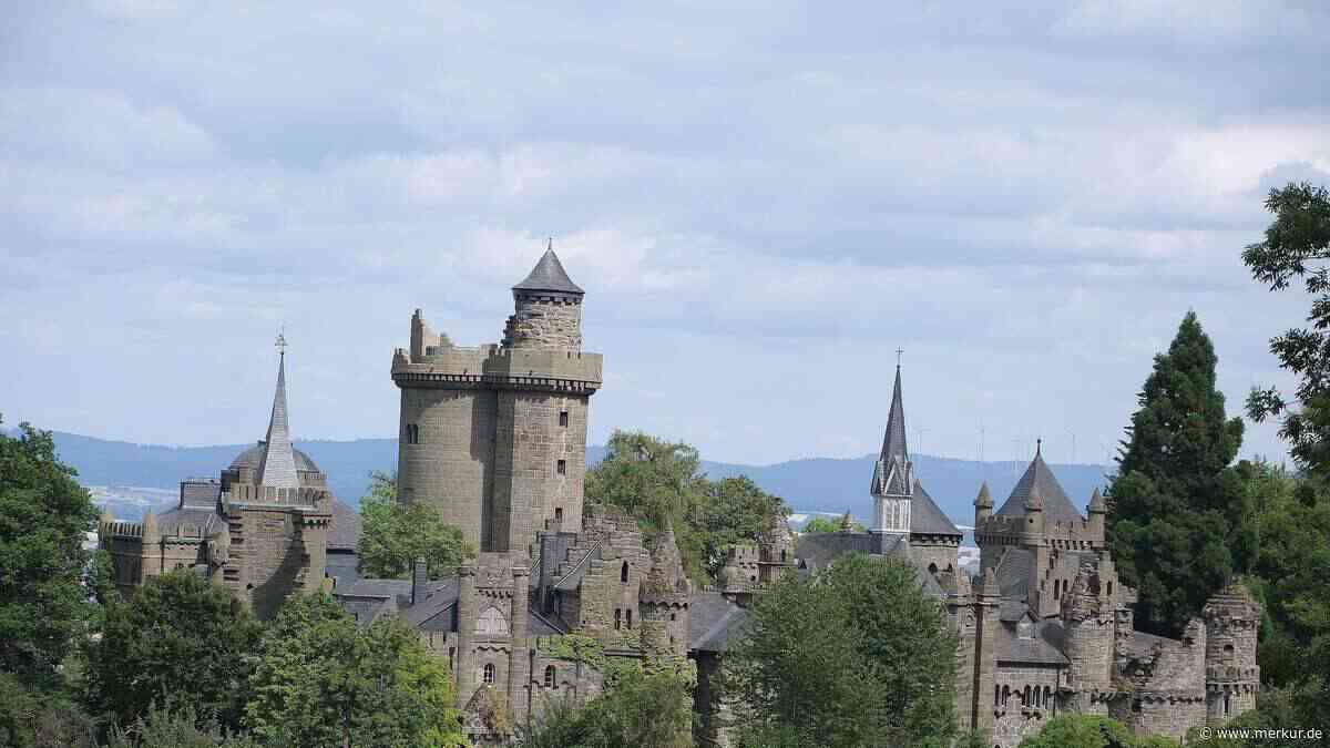Dieses Schloss sieht aus wie aus einem Märchenbuch – und ist der perfekte Herbst-Ausflug