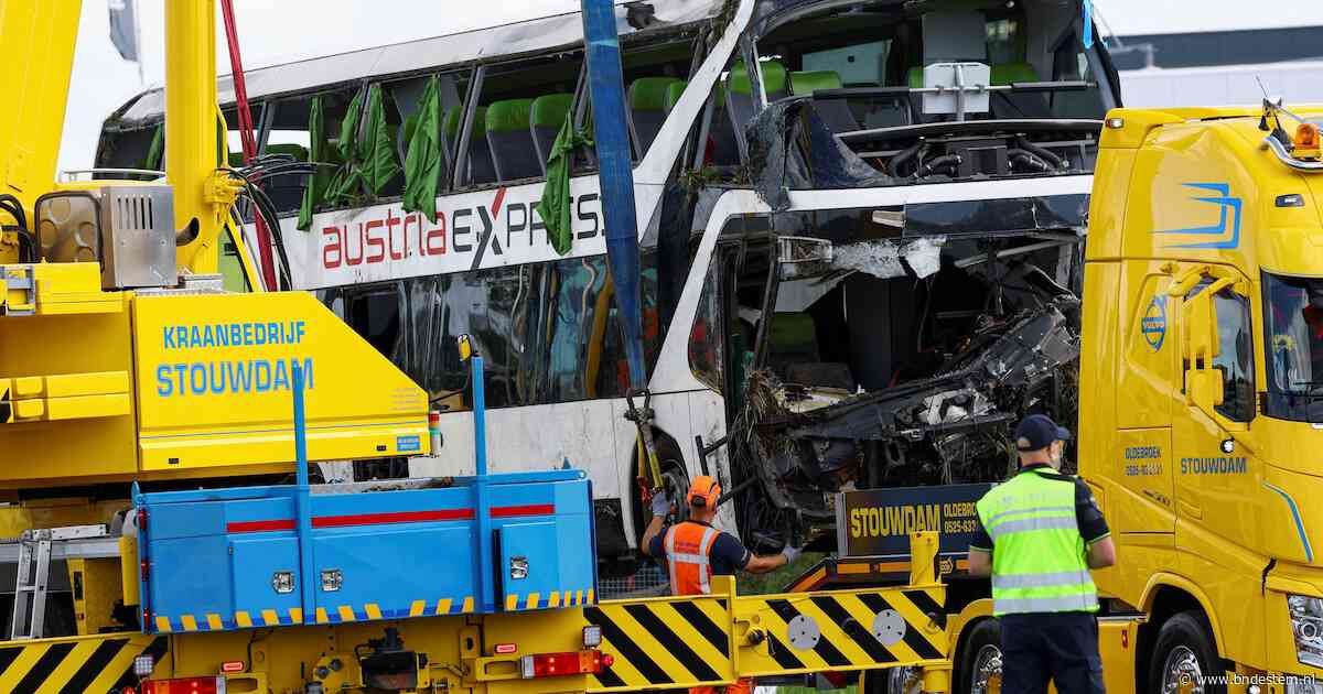 Twee Duitse scholieren nog in het ziekenhuis na busongeluk op A28 bij Wezep