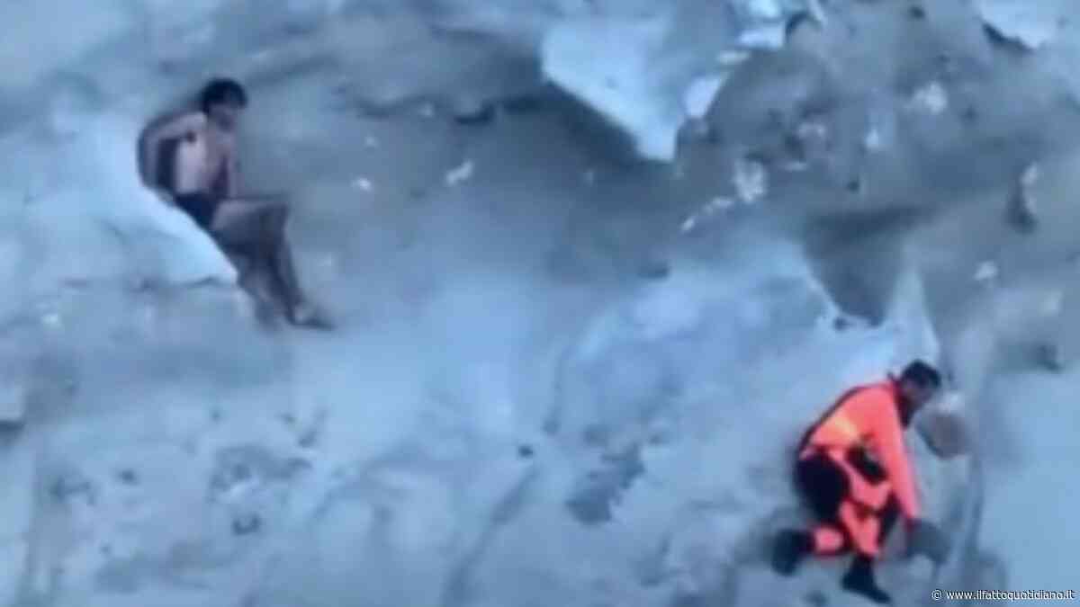 Si arrampica sulla scogliera per tuffarsi in mare ma non riesce più a scendere dalla cima e resta bloccato: intervengono i Vigili del fuoco e lo salvano con l’elicottero