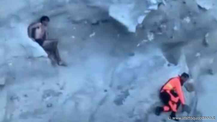 Si arrampica sulla scogliera per tuffarsi in mare ma non riesce più a scendere dalla cima e resta bloccato: intervengono i Vigili del fuoco e lo salvano con l’elicottero