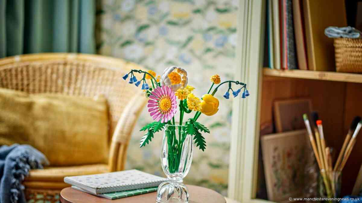 Clever Argos deal stack slashes 'pretty' Lego flower bouquet set to £8 from £35