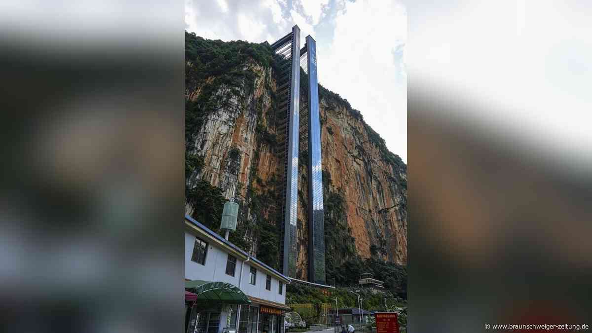 China baut gigantischen Lift an Felswand – Kinder sparen sich Gewaltmarsch