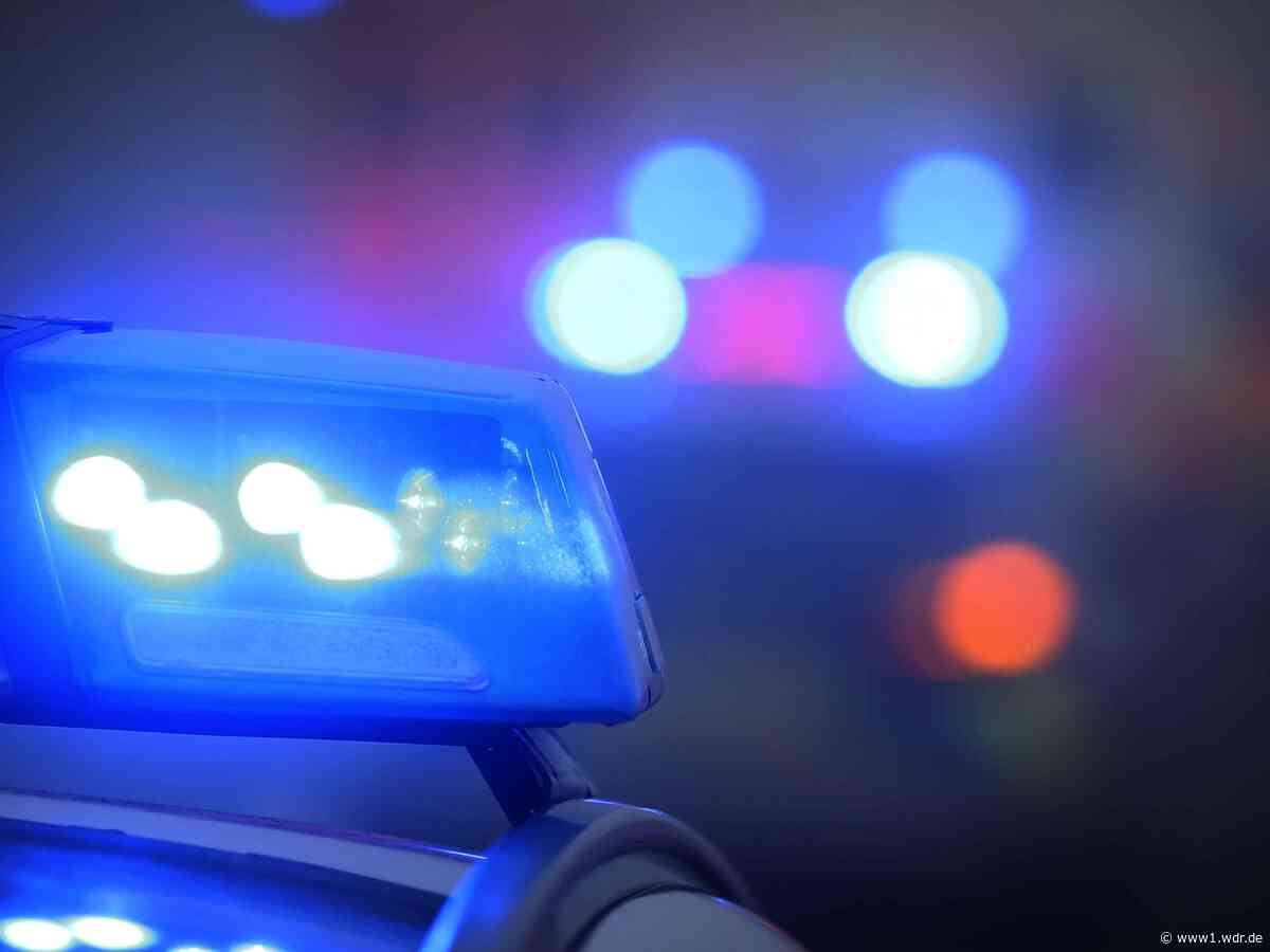 Leverkusen: Junger Mann niedergestochen, Täter flüchtig