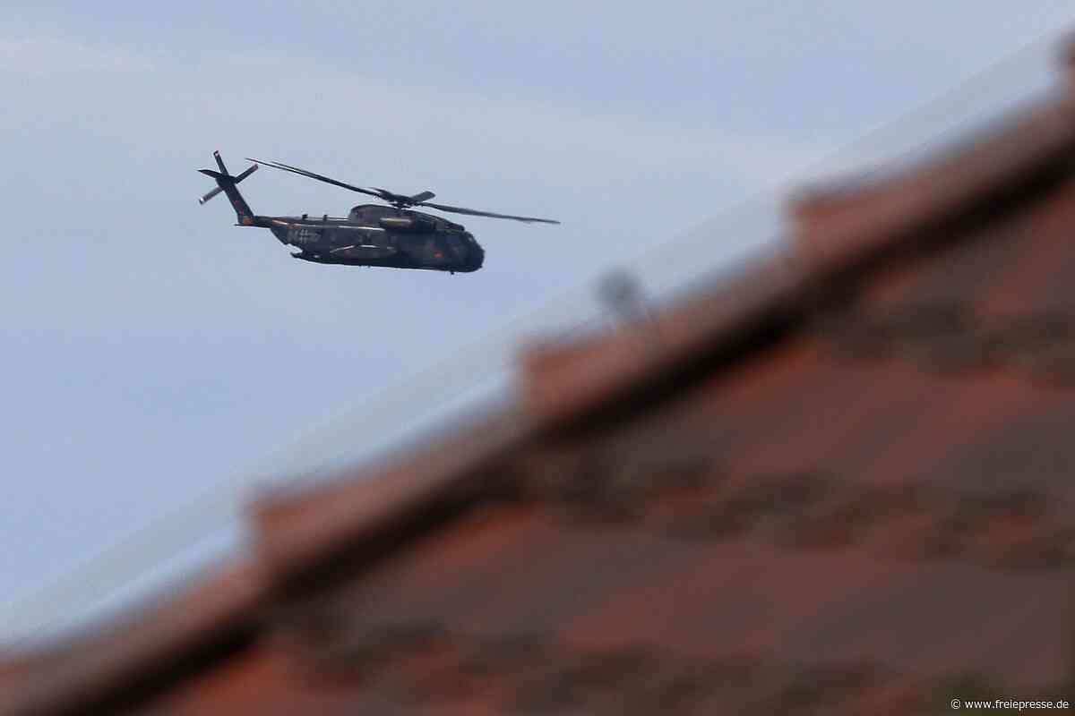Bundeswehrhubschrauber fliegt in 110 Metern Höhe über Westsachsen