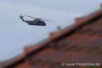 Bundeswehrhubschrauber fliegt in 110 Metern Höhe über Westsachsen