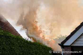Brandweer schaalt op na brand in coniferenhagen