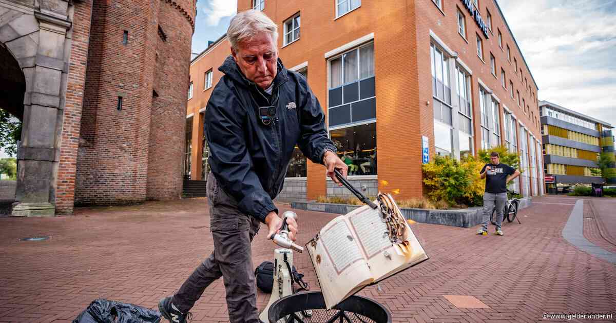 Pegida-voorman Edwin Wagensveld verbrandt opnieuw koran in Arnhem, veel tegendemonstranten op de been
