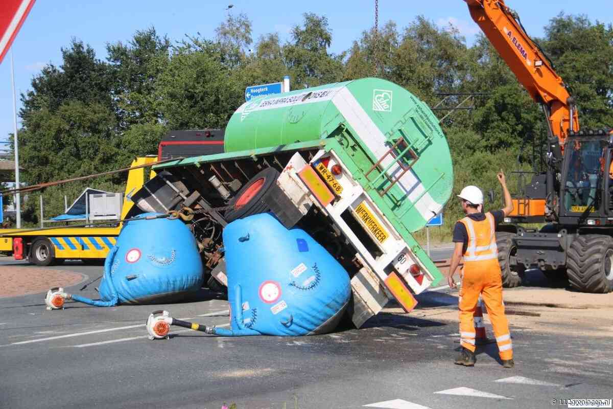 Vrachtwagen met bitumen gekanteld bij Hoogkerk (update)