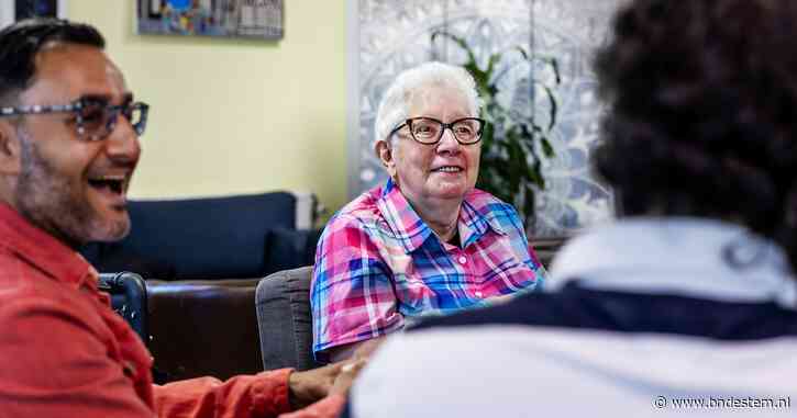 Wil (73) bloeit helemaal op tussen de vluchtelingen in Overvecht: ‘Thuis zit ik alleen, hier is het gezellig’