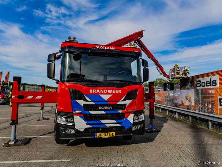 Containerbrand slaat over naar gevel bedrijfspand, Laan van Avant-Garde (Nieuwerkerk a.d. Ijssel)