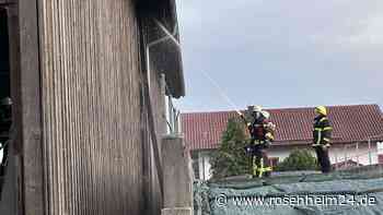 Brand auf Hof in Pfaffing: Feuerwehren aus mehreren Kreisen im Großeinsatz