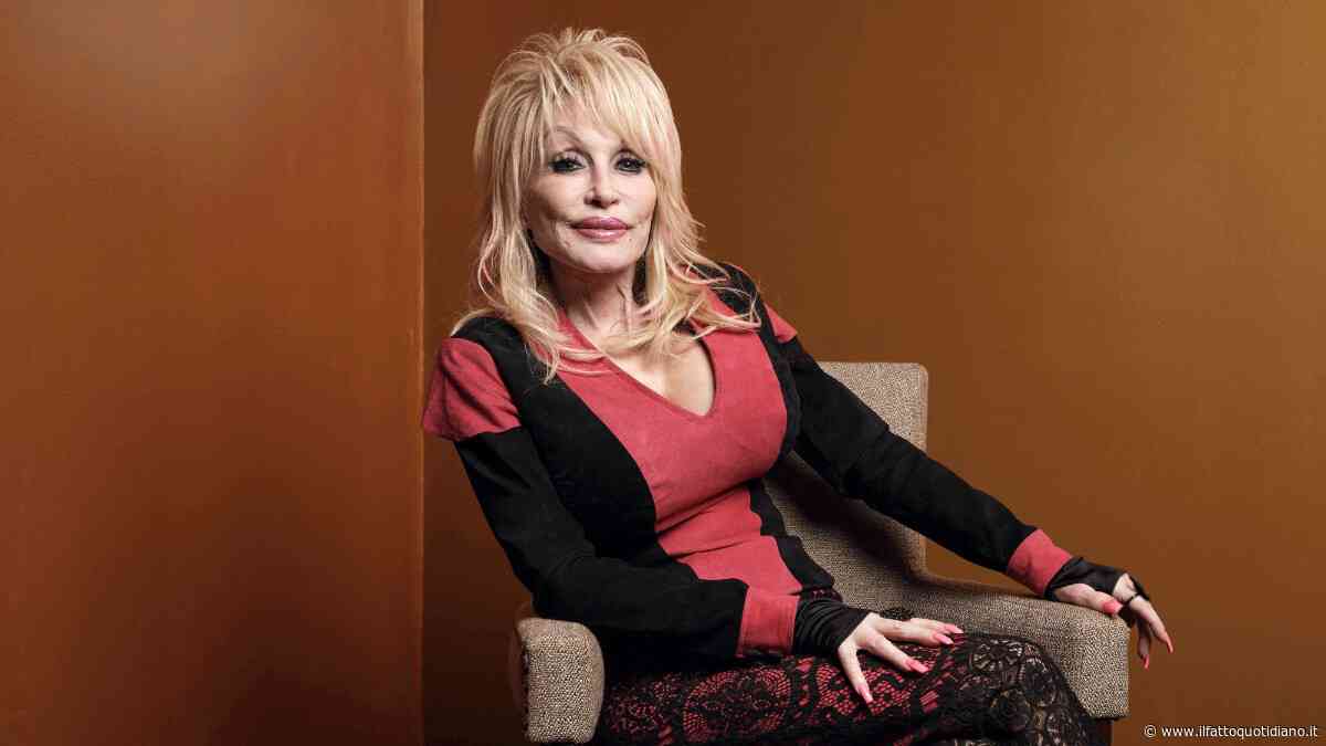 Morta Dolly Parton, addio all’icona country: aveva 80 anni. Trump: “Bandiere a mezz’asta per una settimana”