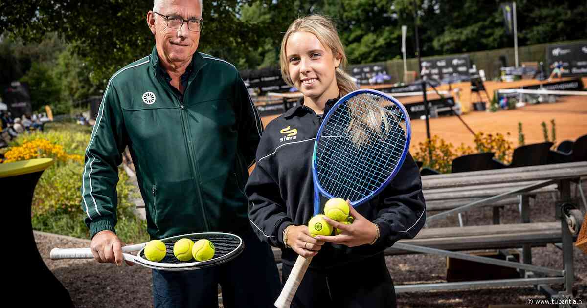 Twee jaar geleden hielp ze nog achter de balie, nu debuteert de Enschedese Julia (16) in het hoofdschema van het Oldenzaalse ITF-tennistoernooi