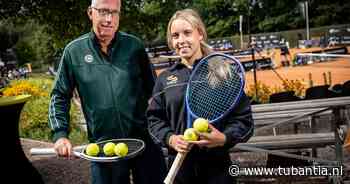 Twee jaar geleden hielp ze nog achter de balie, nu debuteert de Enschedese Julia (16) in het hoofdschema van het Oldenzaalse ITF-tennistoernooi