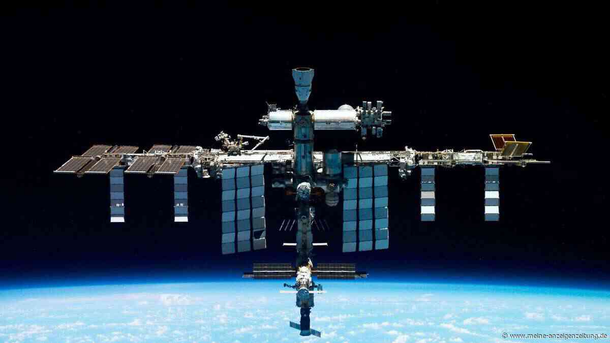 Astronauten bringen neue Antenne an ISS an
