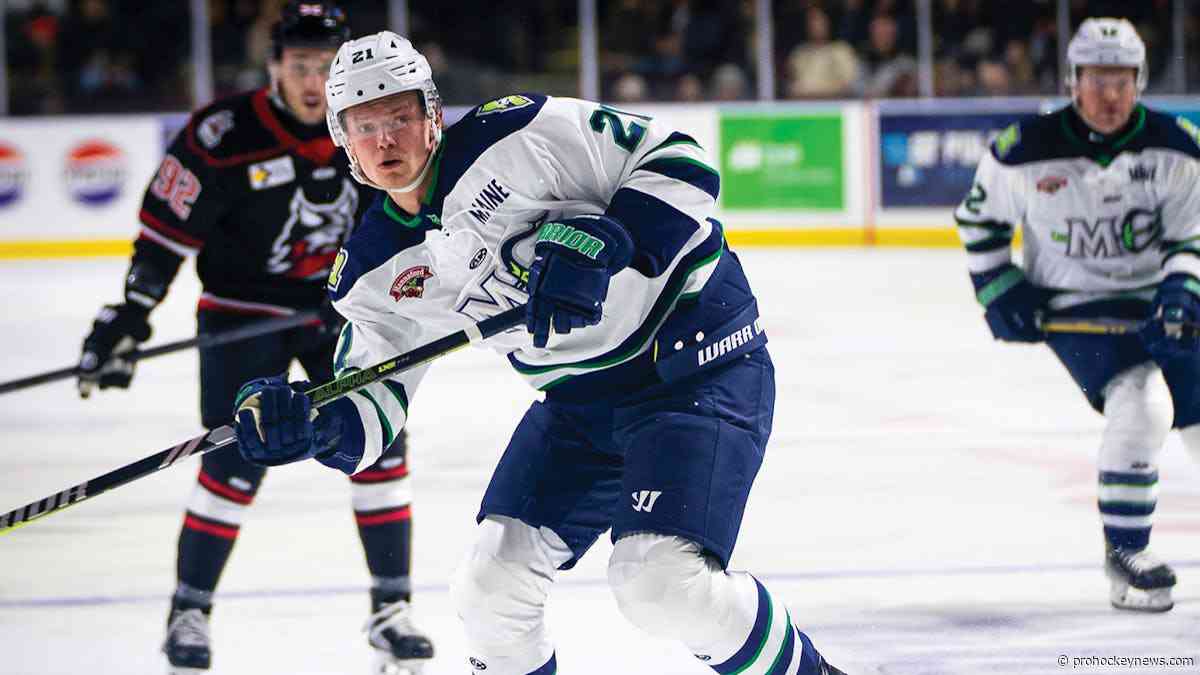 Mariners re-sign Hemstrom