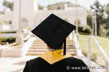 Graduate Job Vacancies Plunge to 8,383, Reaching a Ten-Year Low Amid Shifts Toward Automation