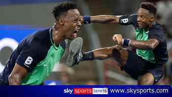 How on earth has he got that?! Monfils wins incredible point at US Open!