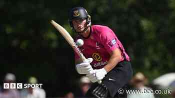 Worcestershire sign Sussex batter Thomas
