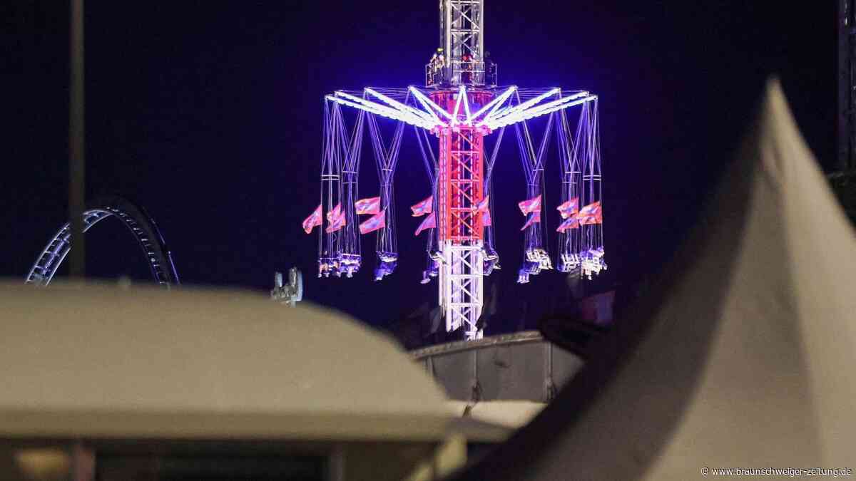 Feuerwehr rettet Menschen nach Stunden aus Hamburger Kettenkarussell