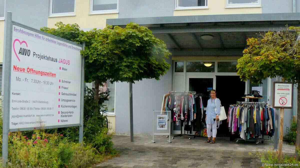 Dirndl ändern lassen – und Maler für die Küche finden: Second-Hand made in Waldkraiburg