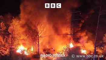 Fire destroys 140 vehicles at site used for airport parking