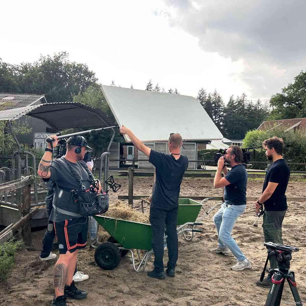 Camera's tussen de paarden: manege van Marieke verandert in filmset