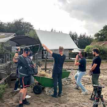 Camera's tussen de paarden: manege van Marieke verandert in filmset
