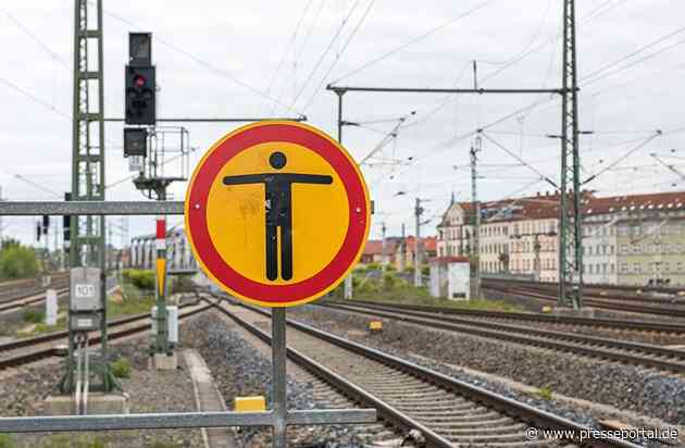 Bundespolizeidirektion München: Unbekannte legen Äste und Steine auf Bahngleise - Bundespolizei sucht Zeugen