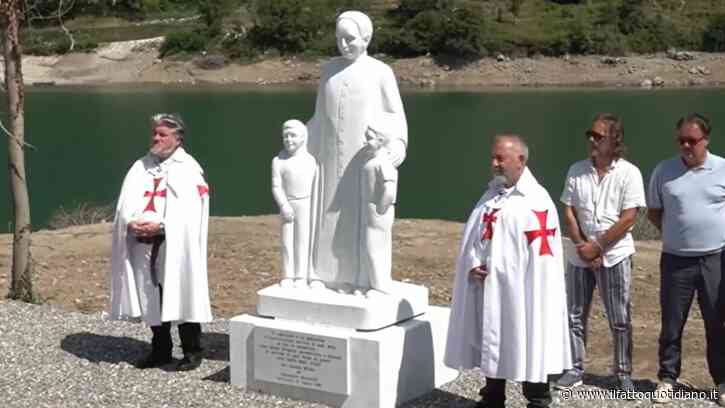 Una targa ai piedi di una statua di don Milani finisce in tribunale: “Quell’inno all’anticomunismo non lo rispecchia”