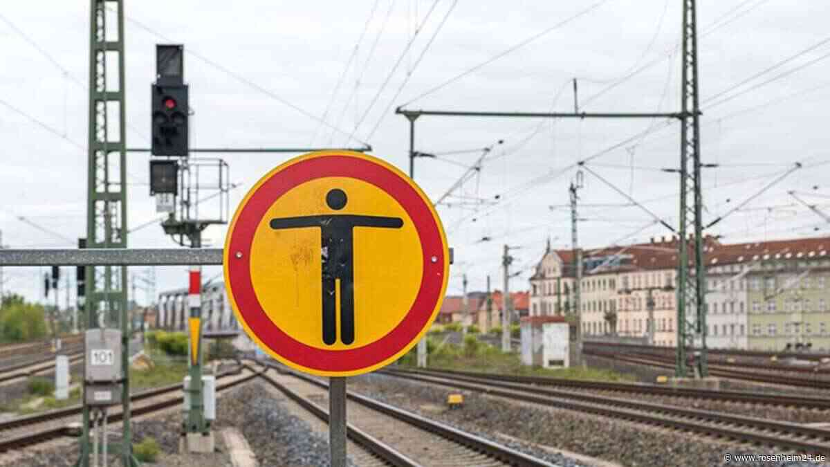 20-Zentimeter-Steine in Gleistrasse bei Mühldorf: Lokführer alarmiert sofort Polizei
