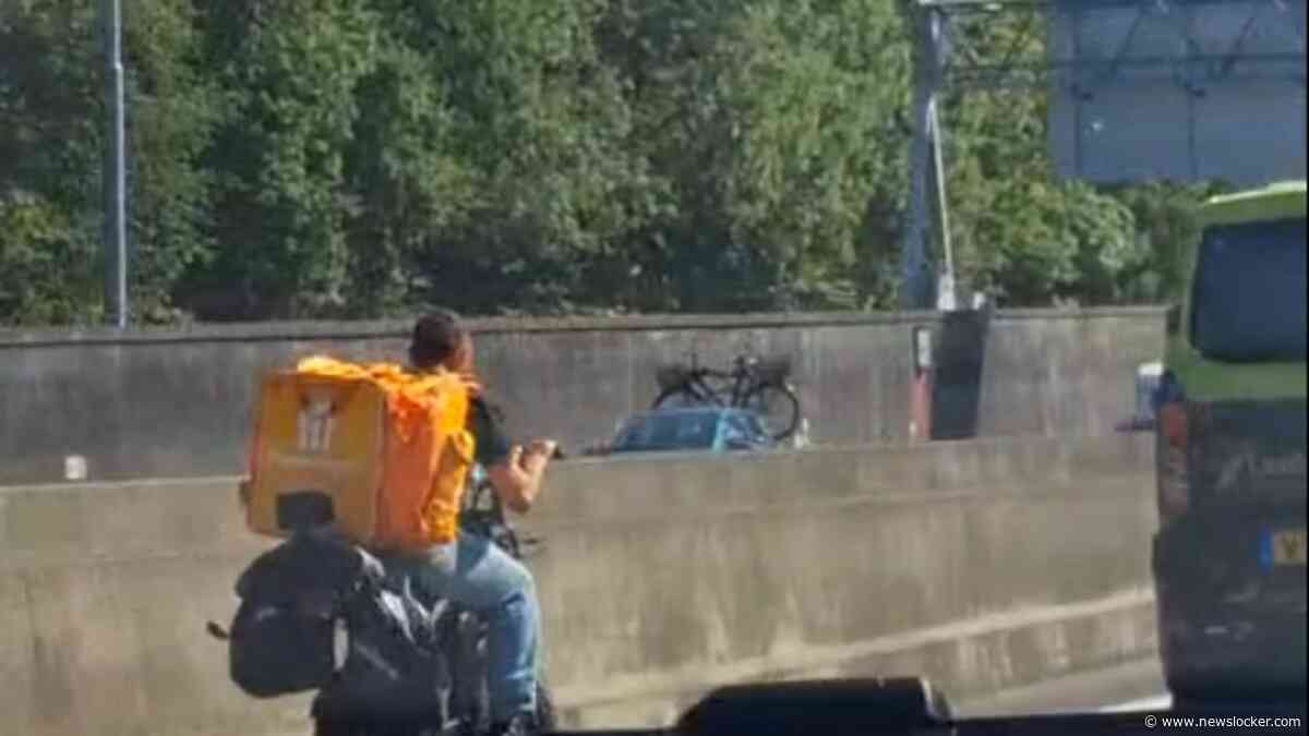 Maaltijdbezorger met fatbike op snelweg is politie te slim af: ’Hij reed  heen en terug’