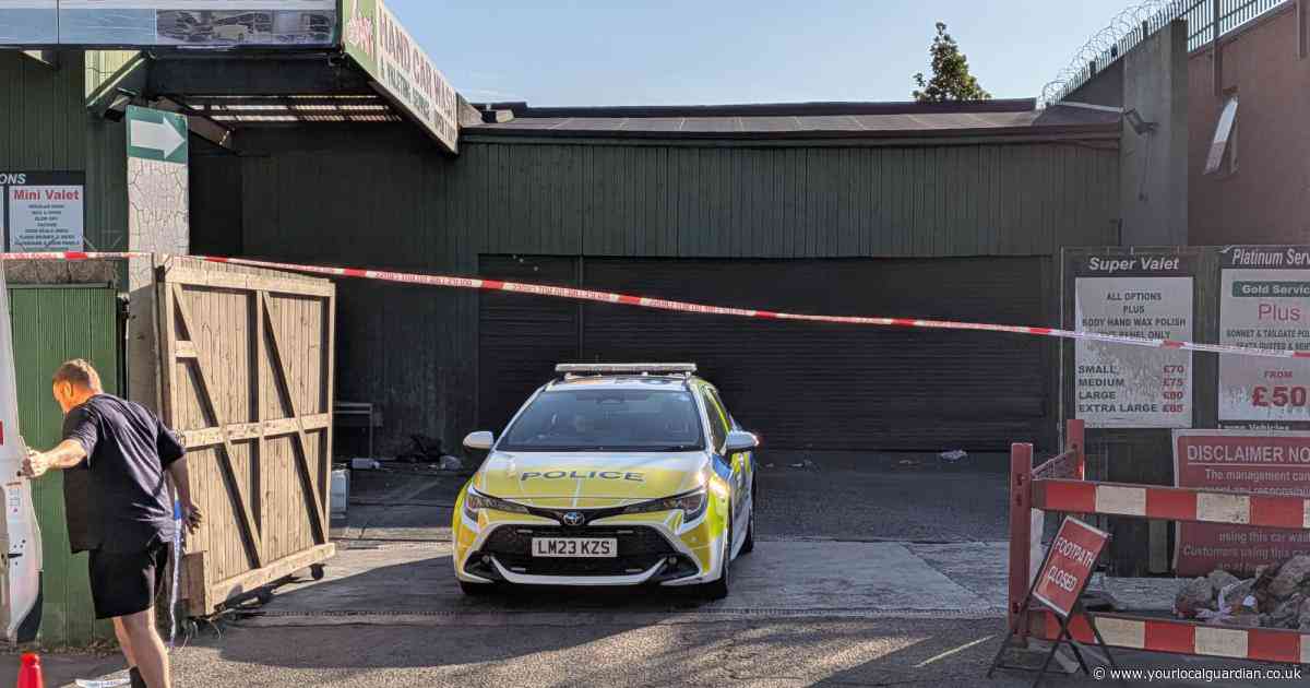 Boy, 13, among NINE arrested after suspected armed burglary on Beddington Lane