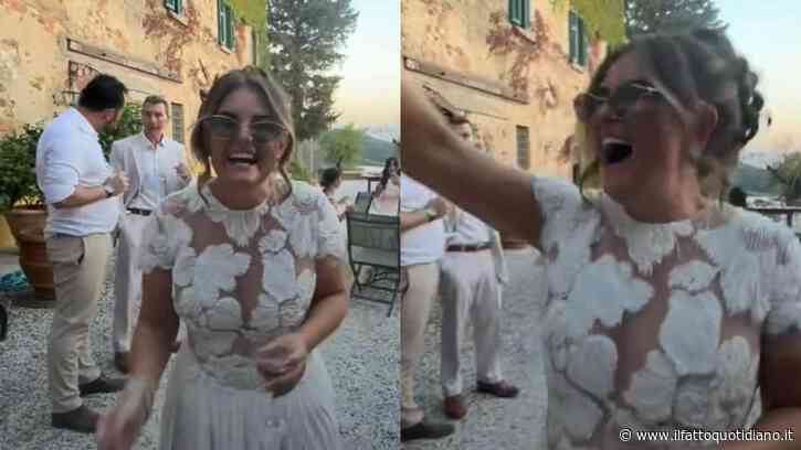 “Ho pianto, ho provato tristezza e sollievo”: lui la lascia a una settimana dalle nozze, lei festeggia lo stesso in Toscana con tutti gli invitati e il video diventa virale