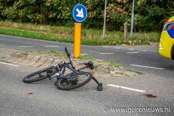 Fietser ziet vrachtwagen over het hoofd en raakt gewond bij kruising